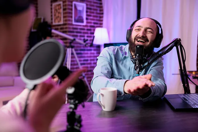 podcast, video, broadcast, record, recording, computer, livestream, live, blog, streaming, blogger, influencer, vlogger, presenter, production, online, microphone, entertainment, content, creator, equipment, podcast, podcast, podcast, podcast, influencer, influencer, influencer, influencer, influencer, vlogger. Content-Distribution: Kanäle für Blog, Video und Social Media