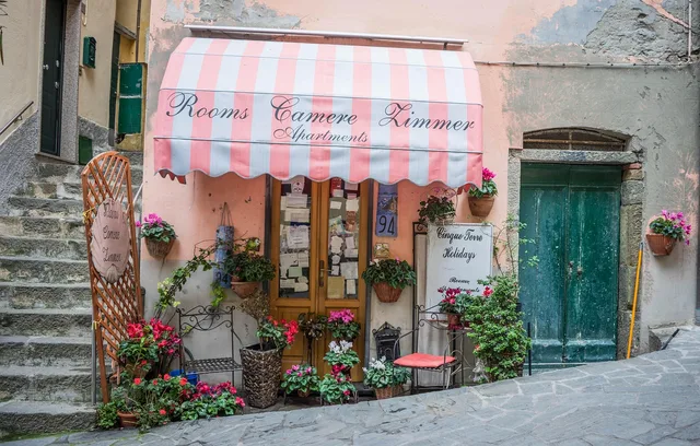 italy, cinque terre, store front, awning, flowers, shop, building, facade, flower background, beautiful flowers, flower wallpaper, nature, architecture, scenic, attractive, welcoming. Lokale SEO für KMU: Google-Unternehmensprofil richtig einrichten