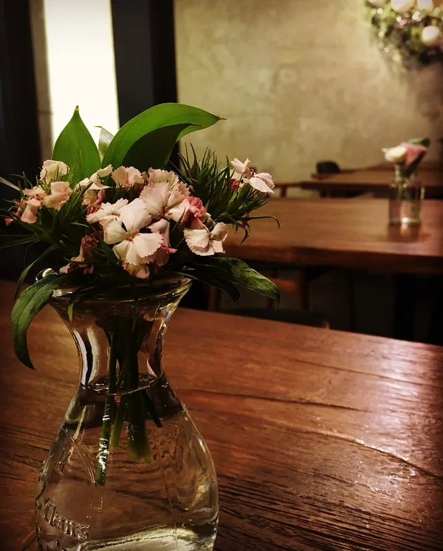 cafe, eine kleine flasche, blume-design-tisch. Newsletter-Tools vergleichen: Kriterien für KMU